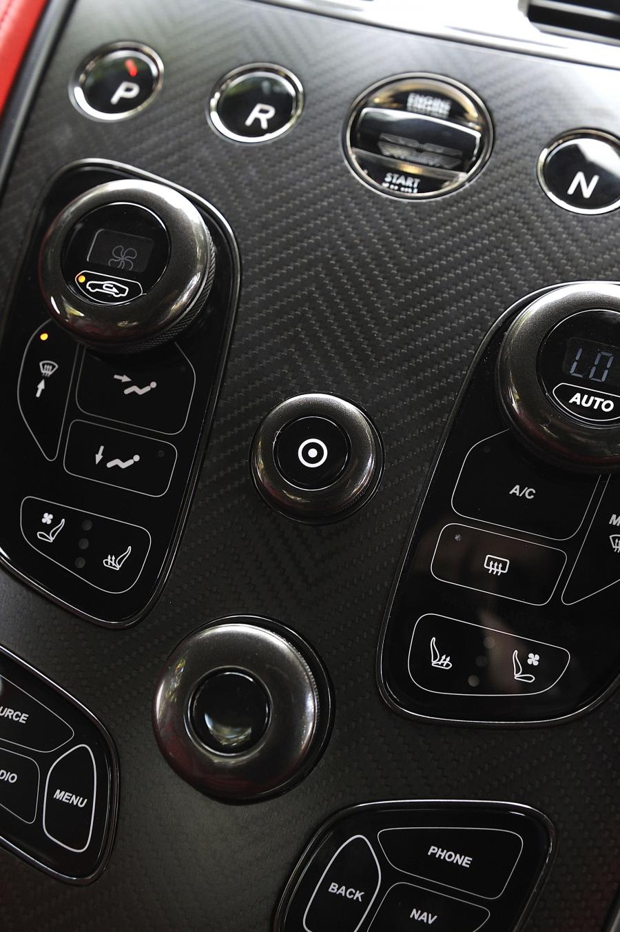 Детали интерьера Aston Martin Vanquish 2012 года  (NA) (фото 20 из 182)